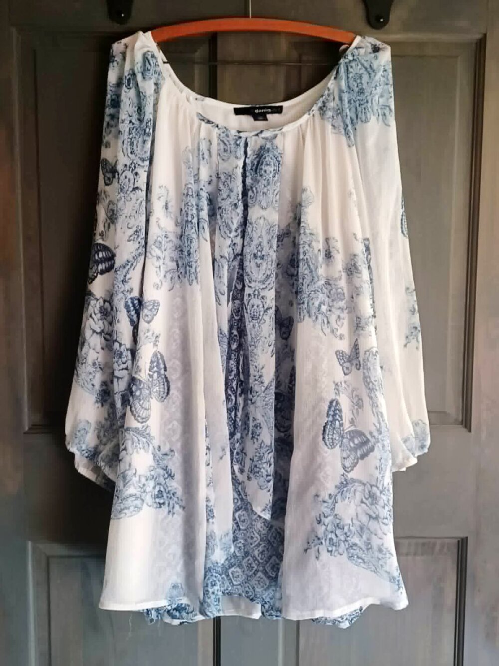 Denim 24/7 28W white w/ Blue Floral Flowy Top Blouse